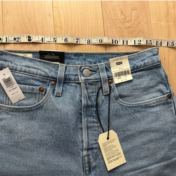 BNWT- Aritzia Levi's Premium 501 Skinny Jeans in Tango Light (26) - Picture 7 of 10